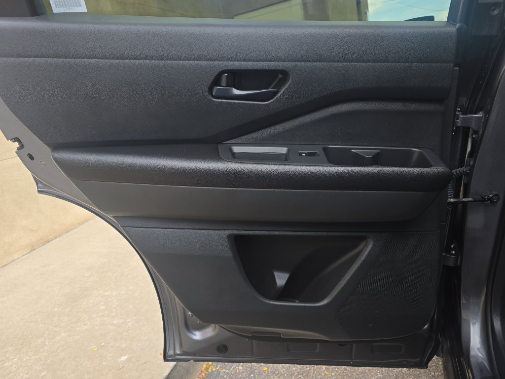 Used 2024 Nissan Pathfinder SV image 30