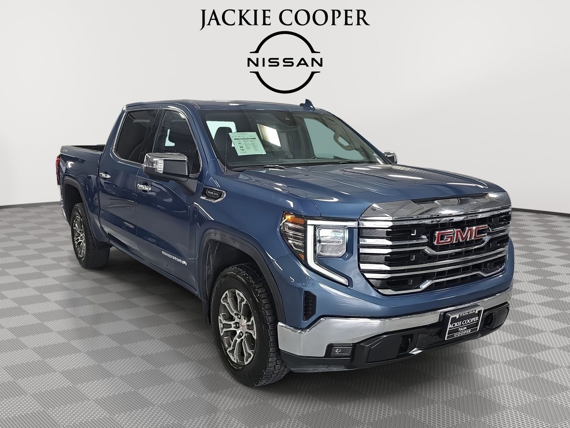 Used 2024 GMC Sierra 1500 SLT AWD/4WD image 3