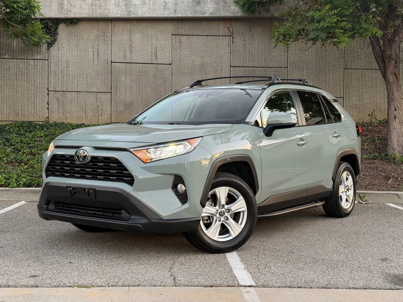 Used 2019 Toyota RAV4 XLE w/ Convenience Package FWD image 1