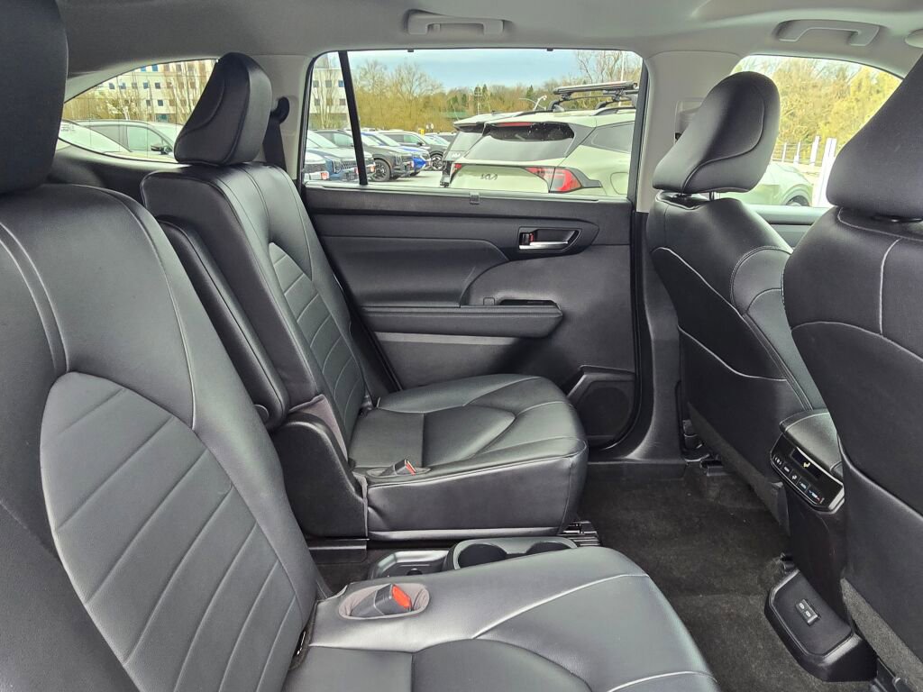 Used 2023 Toyota Highlander XLE FWD image 12