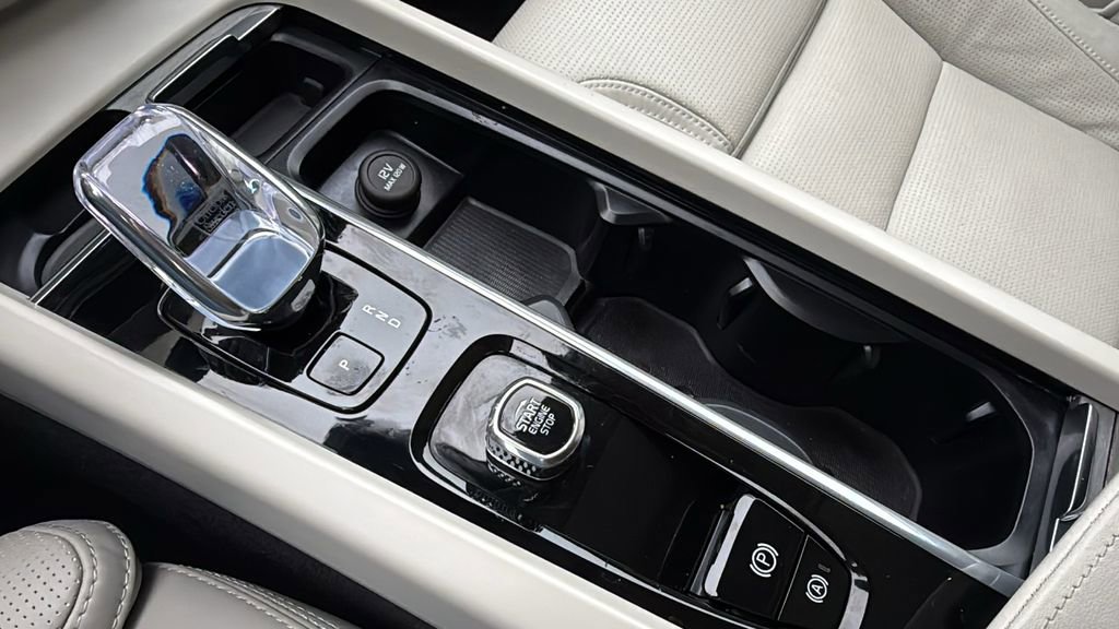 Certified 2024 Volvo XC60 T8 Ultimate w/ Climate Package image 20