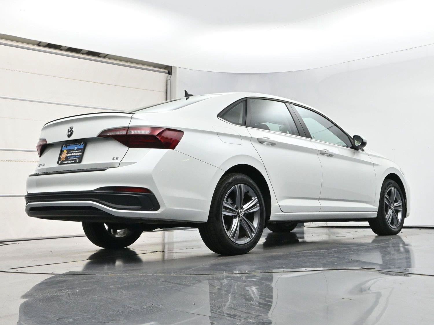 Used 2023 Volkswagen Jetta SE w/ Panoramic Sunroof Package FWD image 32