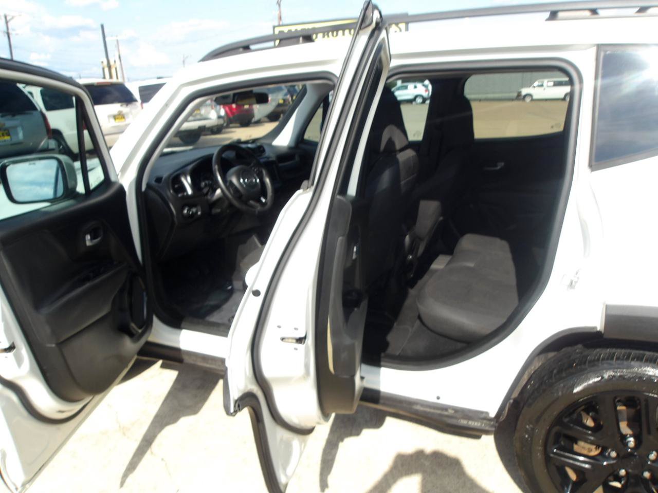 Used 2018 Jeep Renegade Altitude FWD image 15
