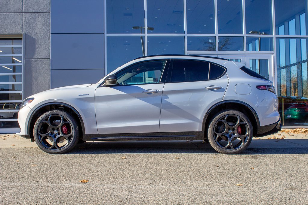 New 2025 Alfa Romeo Stelvio Sprint image 7