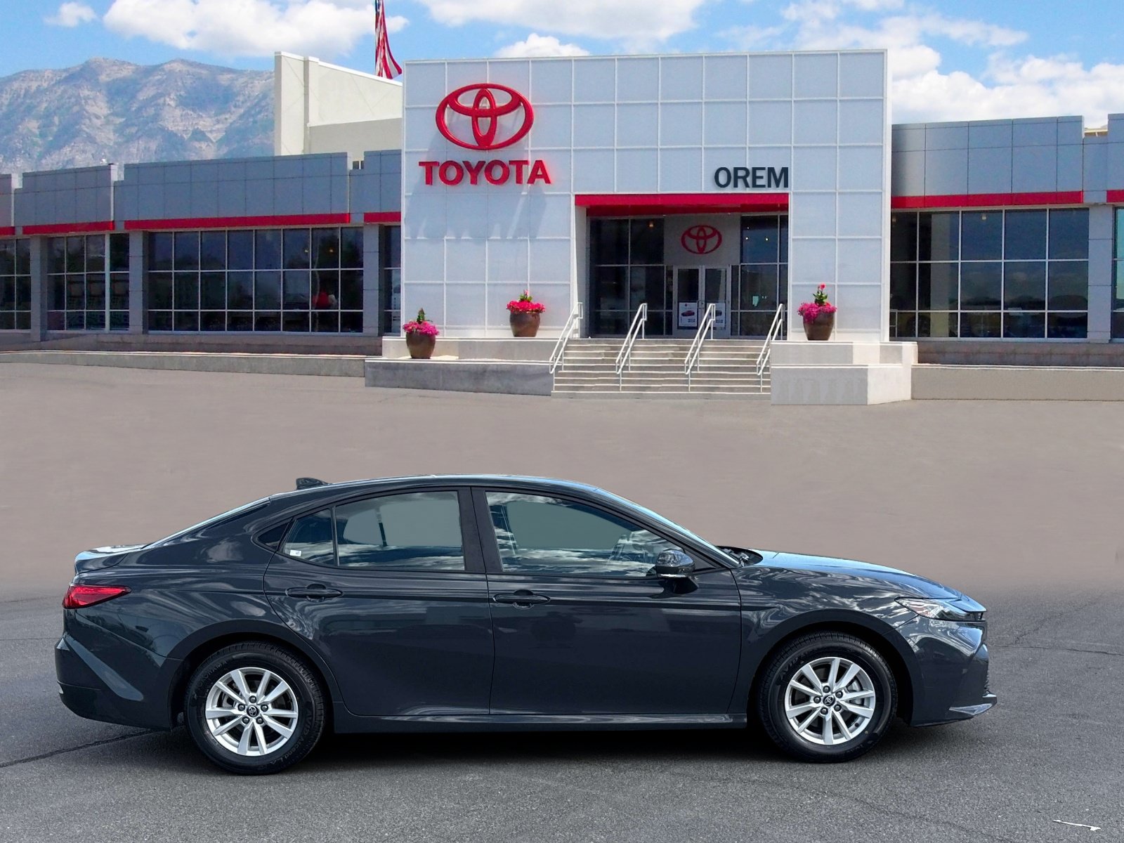Used 2025 Toyota Camry XLE AWD/4WD image 3