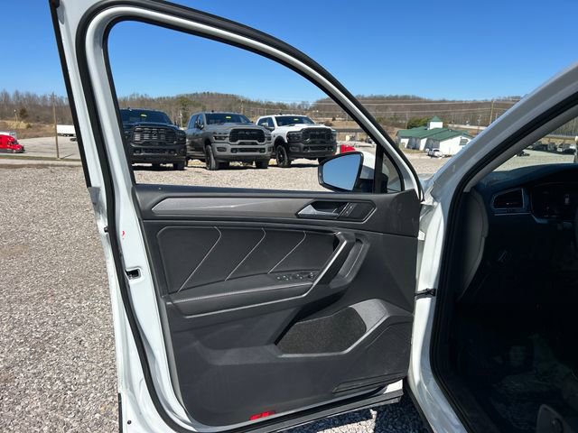 Used 2023 Volkswagen Tiguan SE image 32