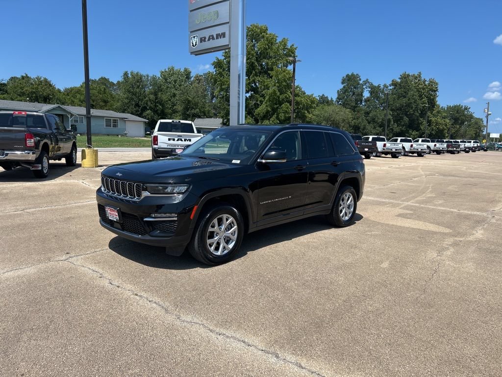 Used 2023 Jeep Grand Cherokee Limited AWD/4WD image 1