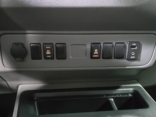 Used 2018 Nissan NV 3500 SV image 24