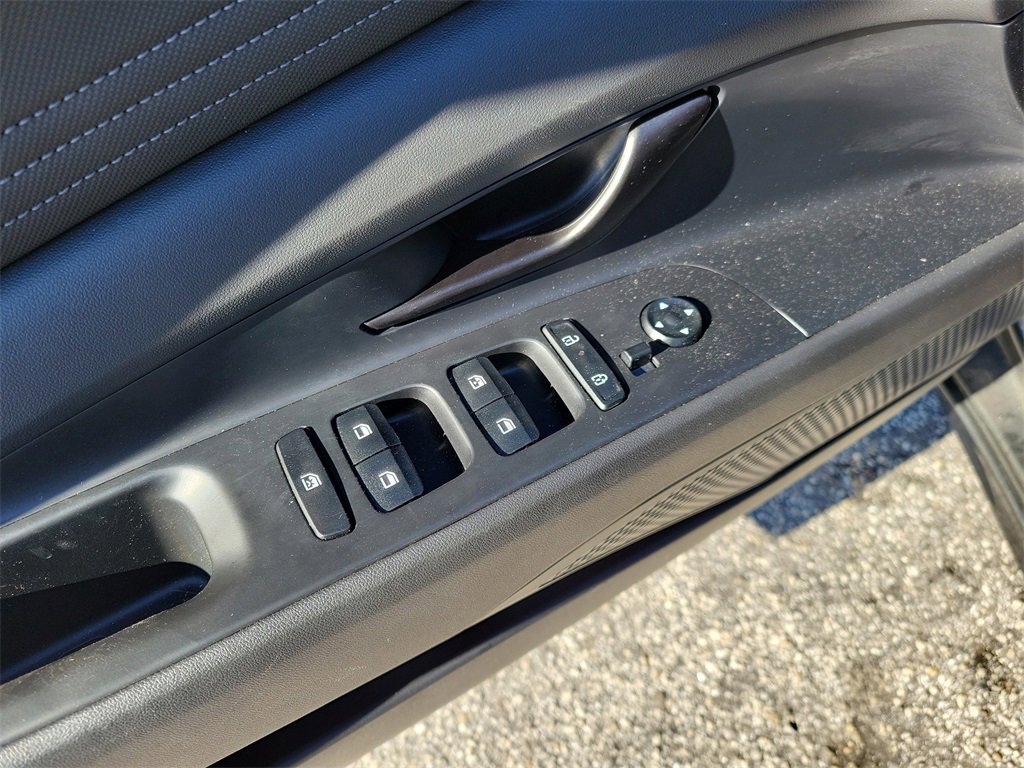 Certified 2025 Hyundai Elantra Sport image 17