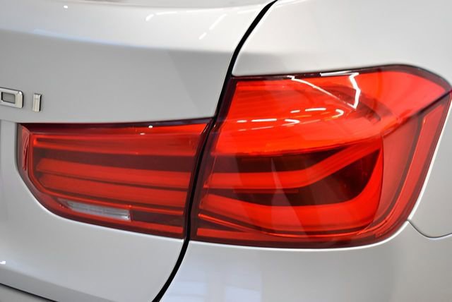 Used 2017 BMW 330i xDrive Sedan AWD/4WD image 12