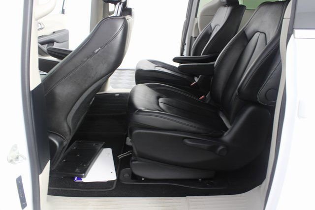 Used 2024 Chrysler Pacifica Select image 17