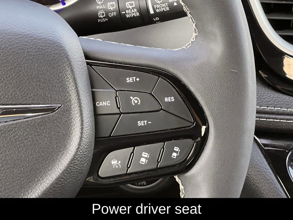 Used 2024 Chrysler Pacifica Select image 16