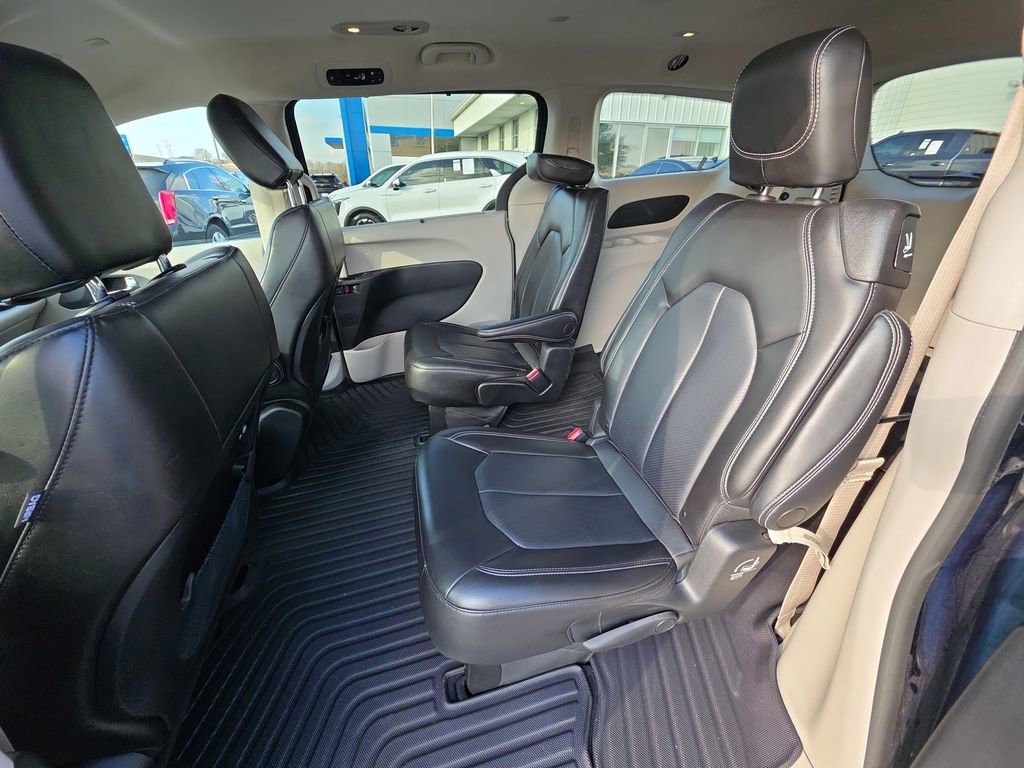 Used 2023 Chrysler Pacifica Touring-L FWD image 21