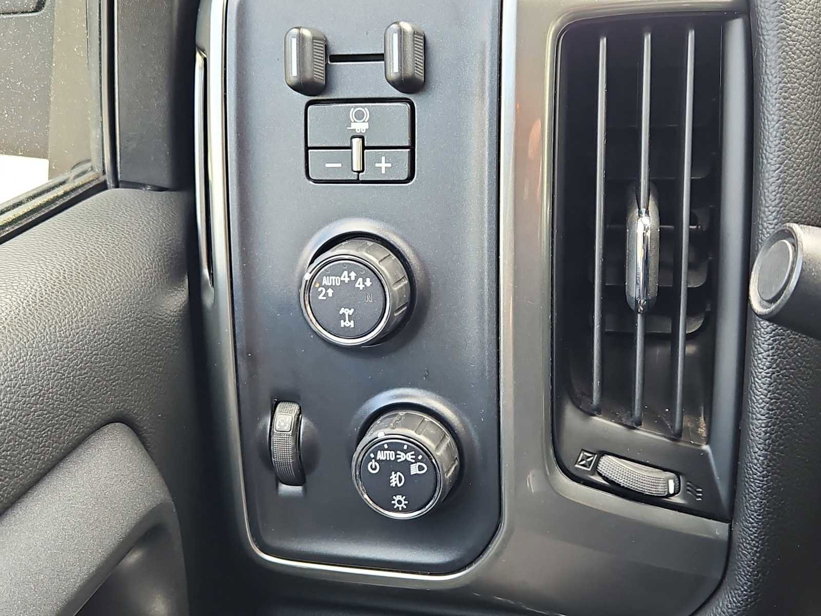 Used 2018 Chevrolet Silverado 1500 LT w/ All Star Edition AWD/4WD image 10