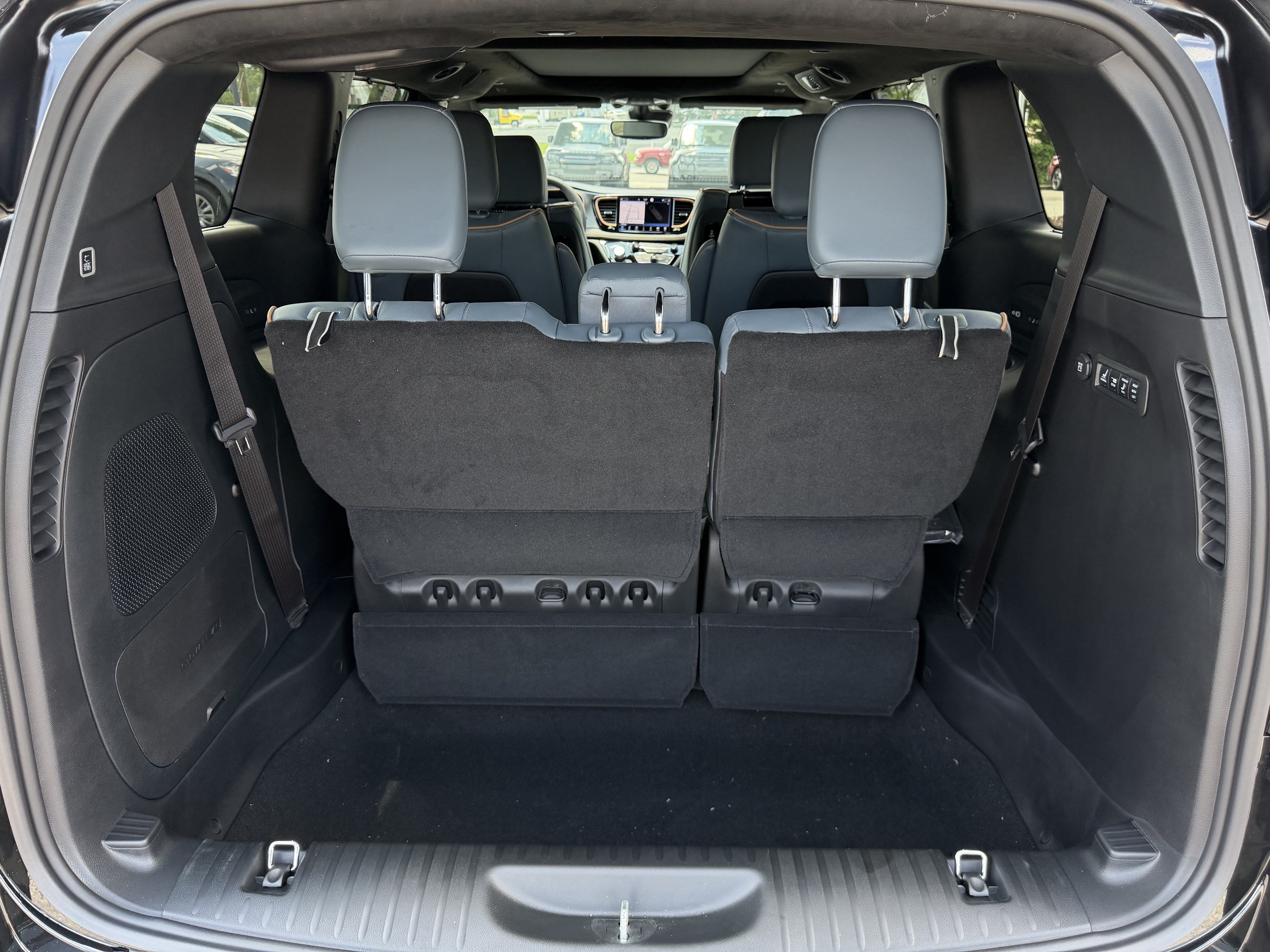 New 2027 Chrysler Pacifica Pinnacle w/ Theater Group FWD image 37