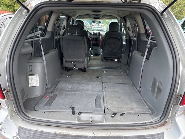 Used 2005 Chrysler Town & Country LX w/ Popular Equipment Group II FWD image 13