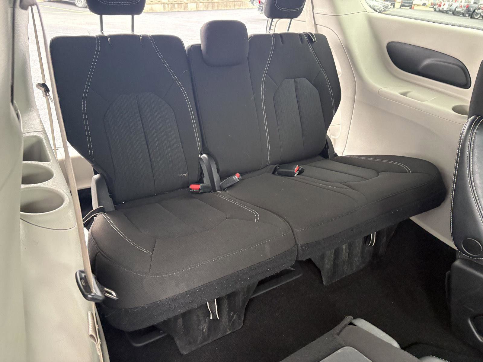 Used 2023 Chrysler Voyager LX image 15