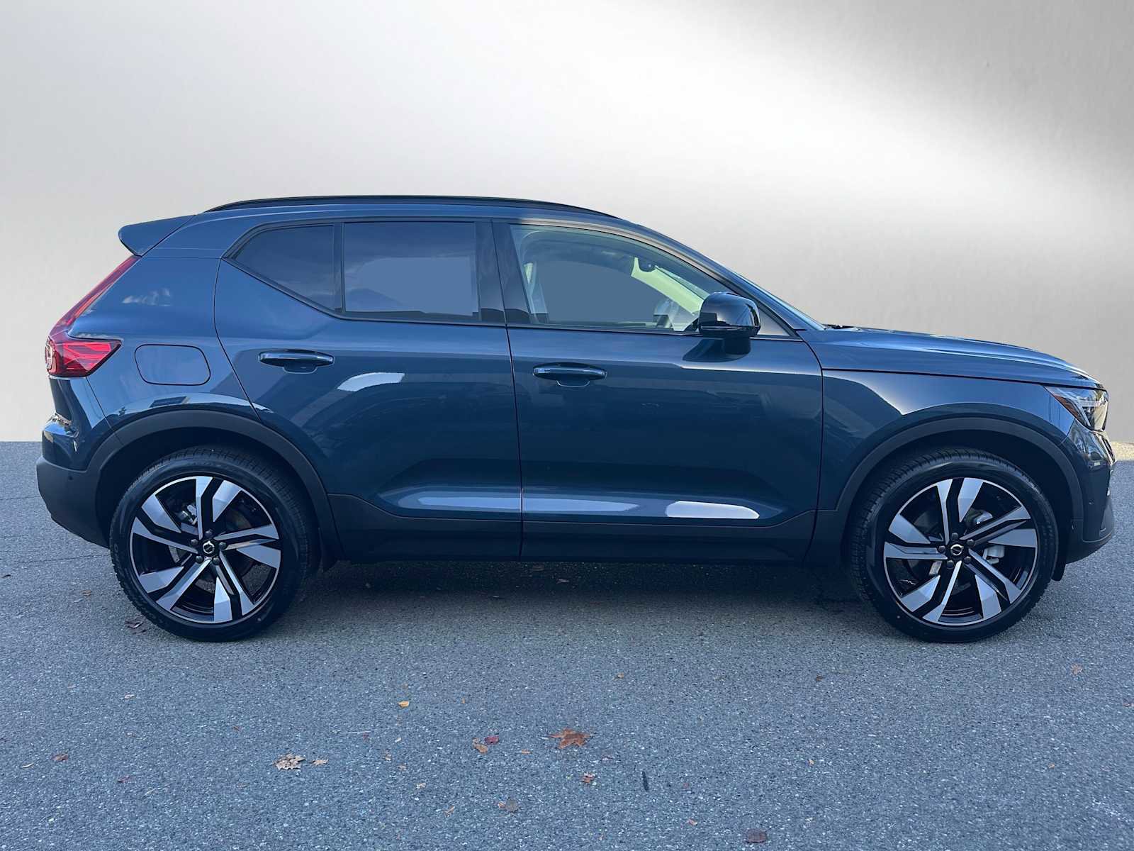 New 2026 Volvo XC40 B5 Ultra w/ Protection Package Premier image 2