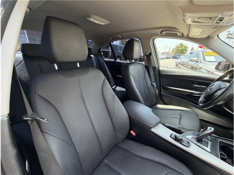 Used 2018 BMW 320i Sedan RWD image 32