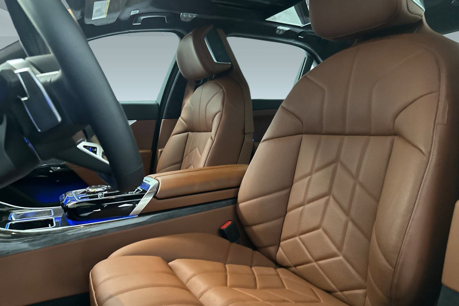 Used 2025 BMW i7 xDrive60 image 22