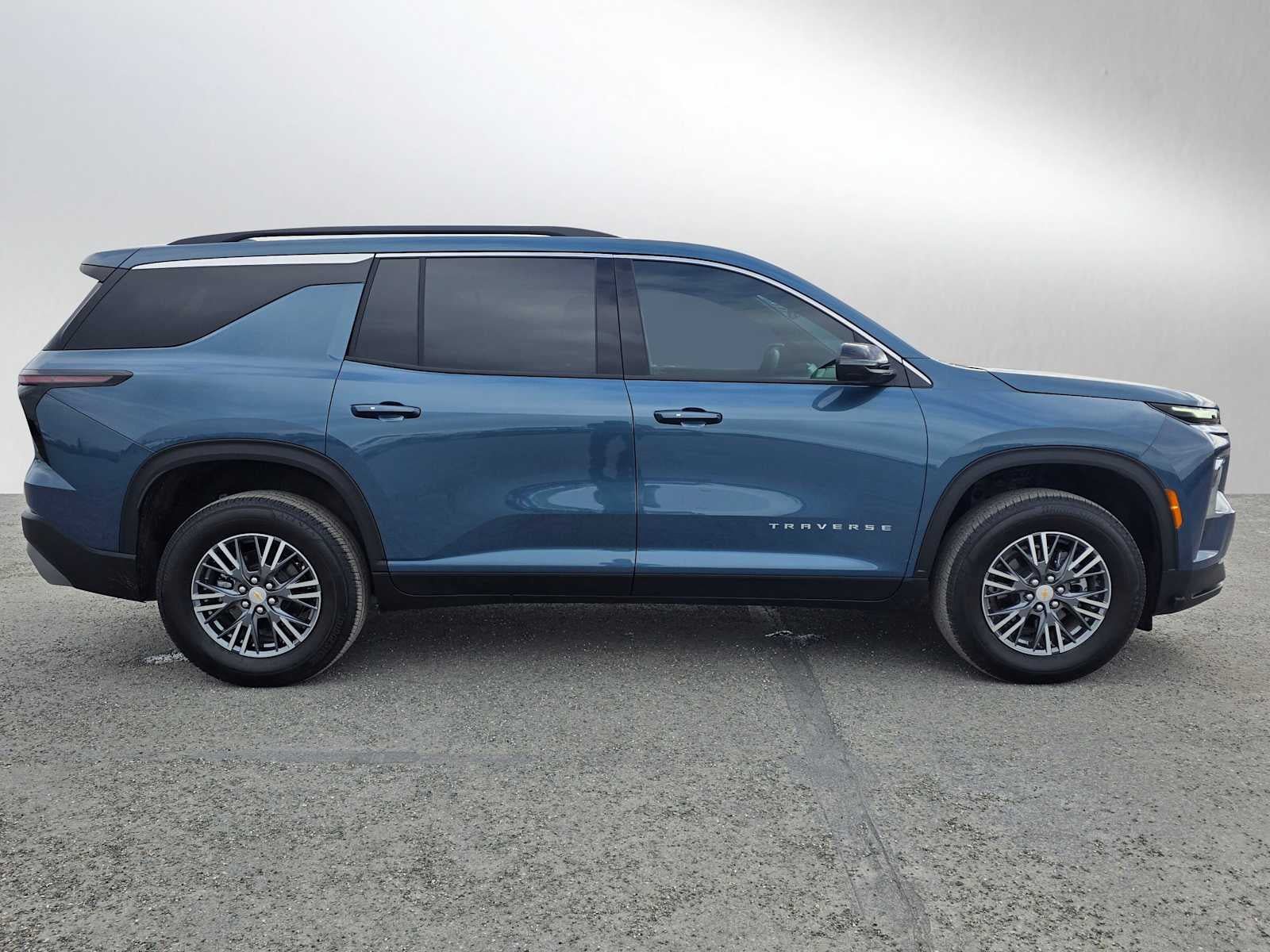 Used 2026 Chevrolet Traverse LT AWD/4WD image 2