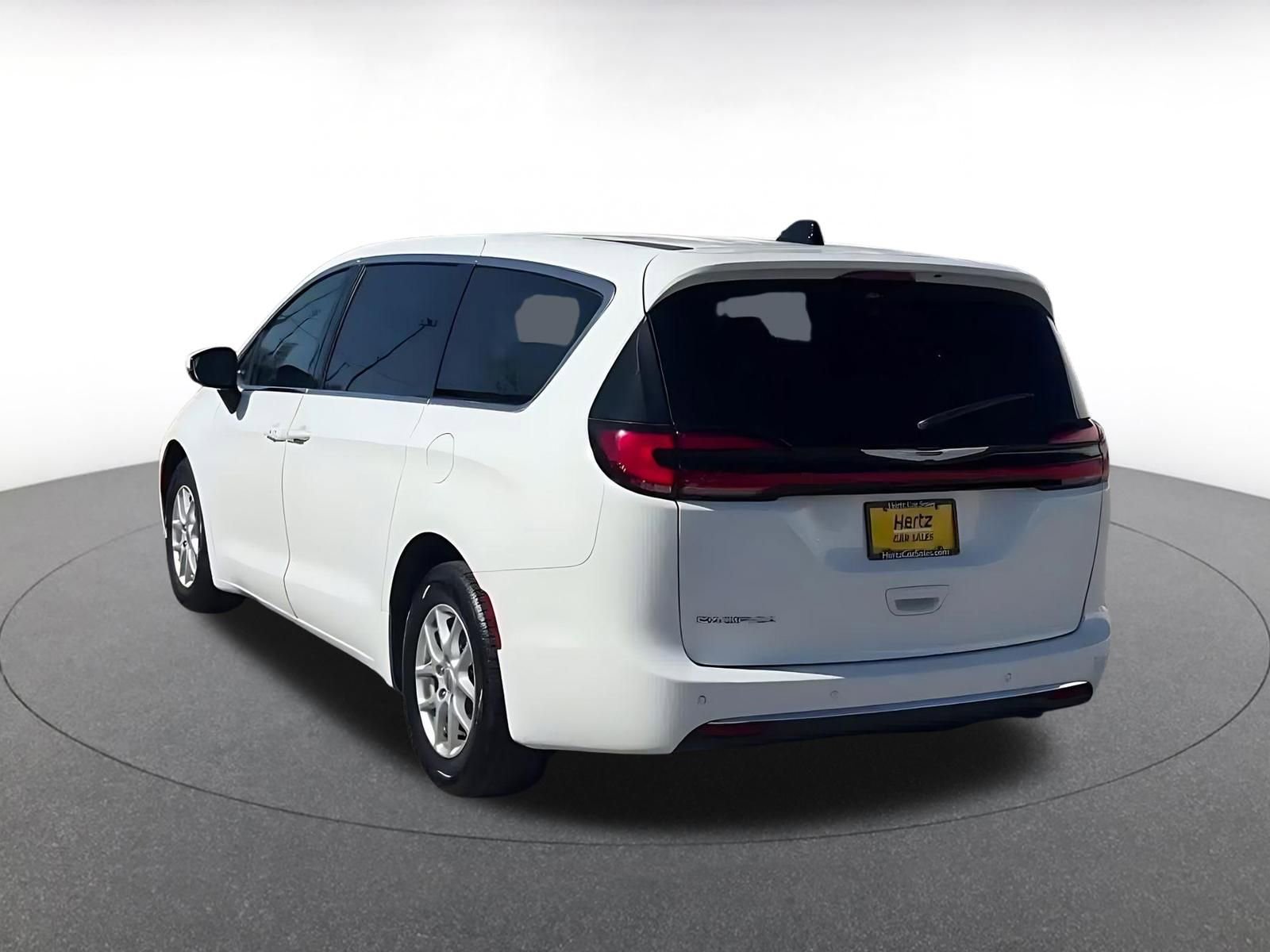 Used 2023 Chrysler Pacifica Touring-L image 11