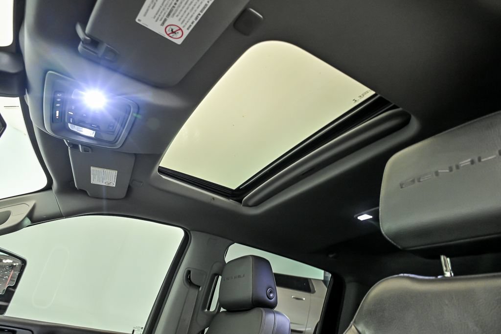 Used 2022 GMC Sierra 3500 Denali AWD/4WD image 15
