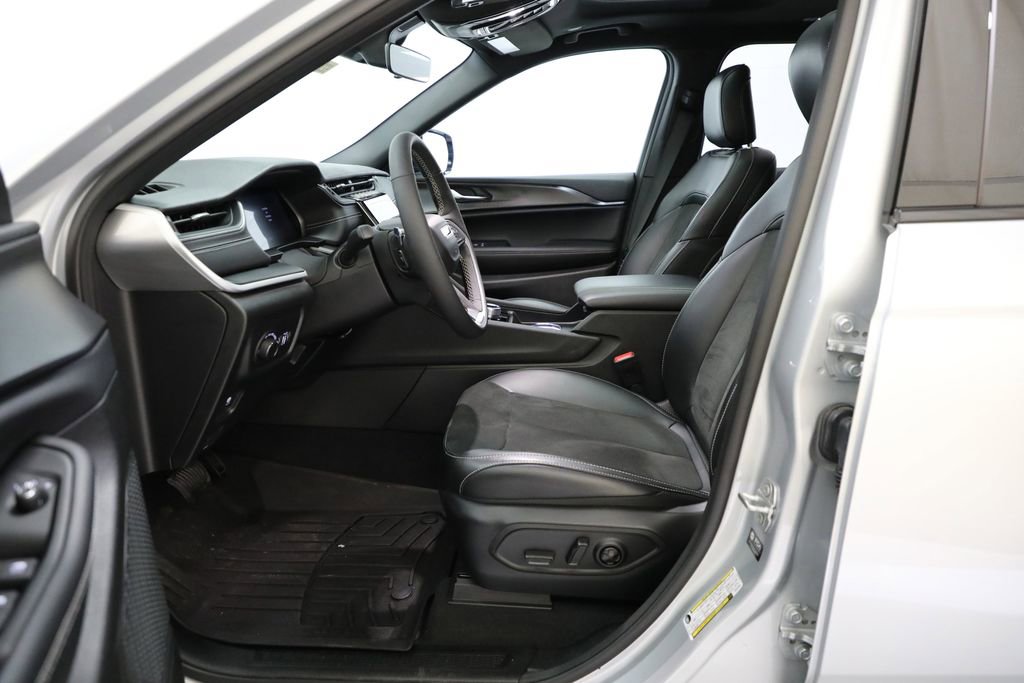 Used 2025 Jeep Grand Cherokee L Altitude image 10