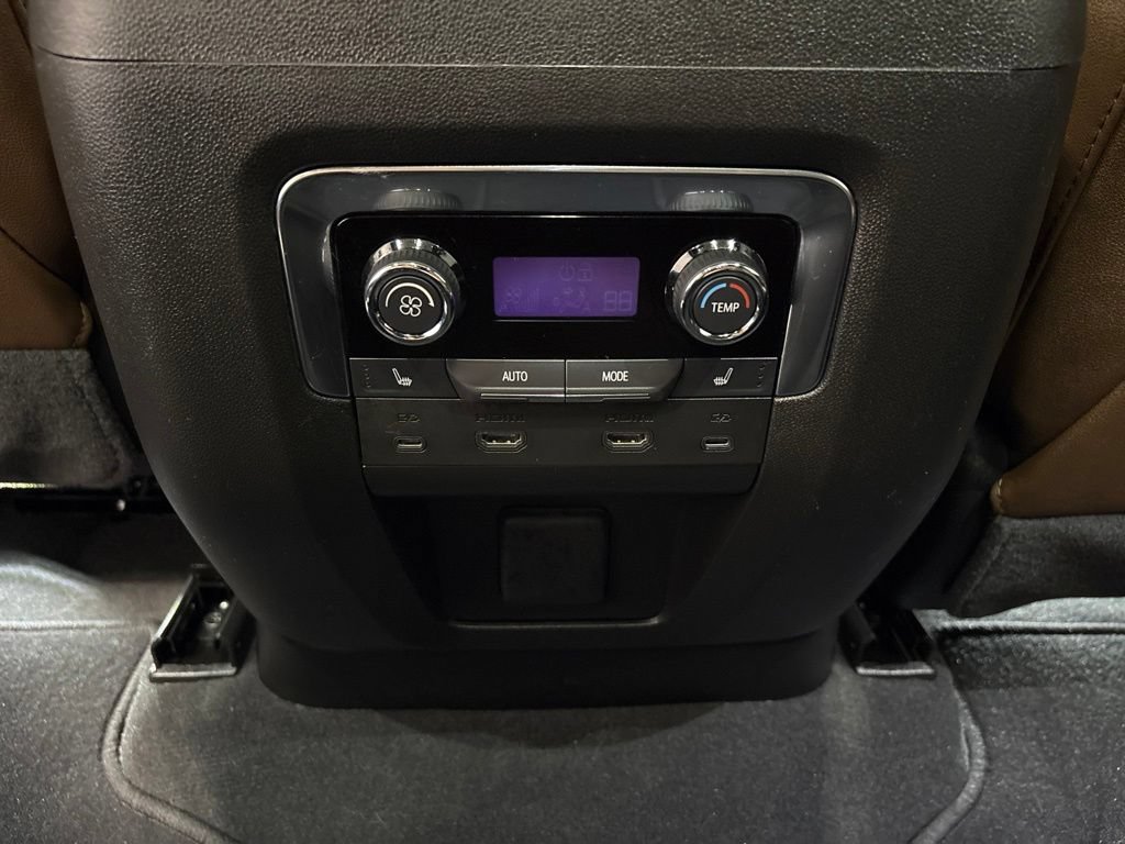Used 2025 Chevrolet Suburban High Country AWD/4WD image 32