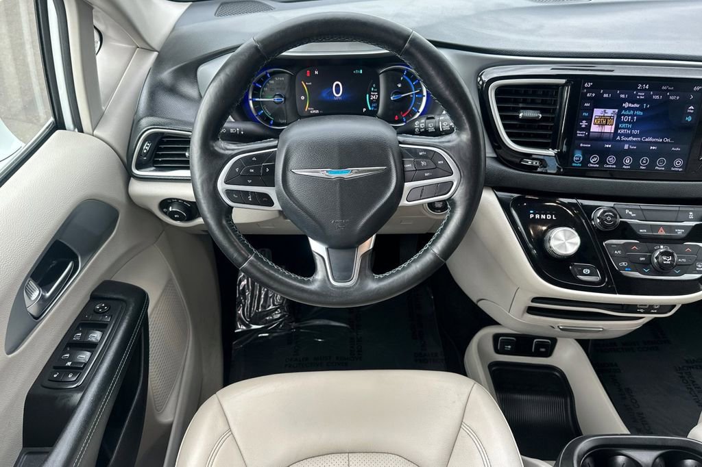Used 2020 Chrysler Pacifica Touring-L w/ Premium Audio Group FWD image 16