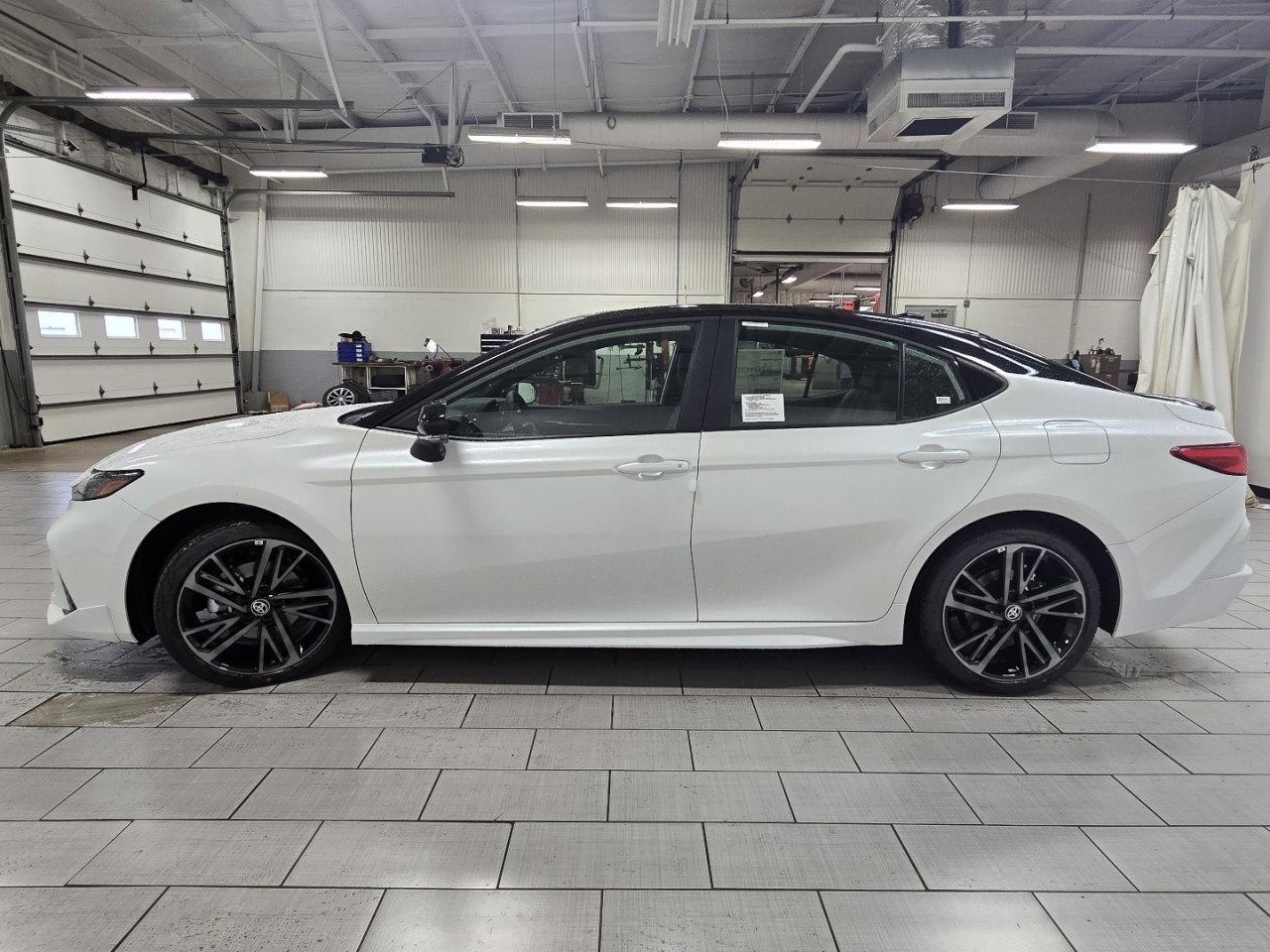 New 2026 Toyota Camry Hybrid FWD image 15