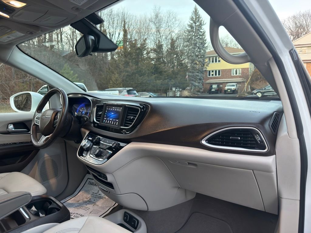 Used 2018 Chrysler Pacifica Touring-L FWD image 29