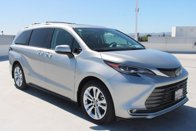 Certified 2024 Toyota Sienna Platinum FWD image 2
