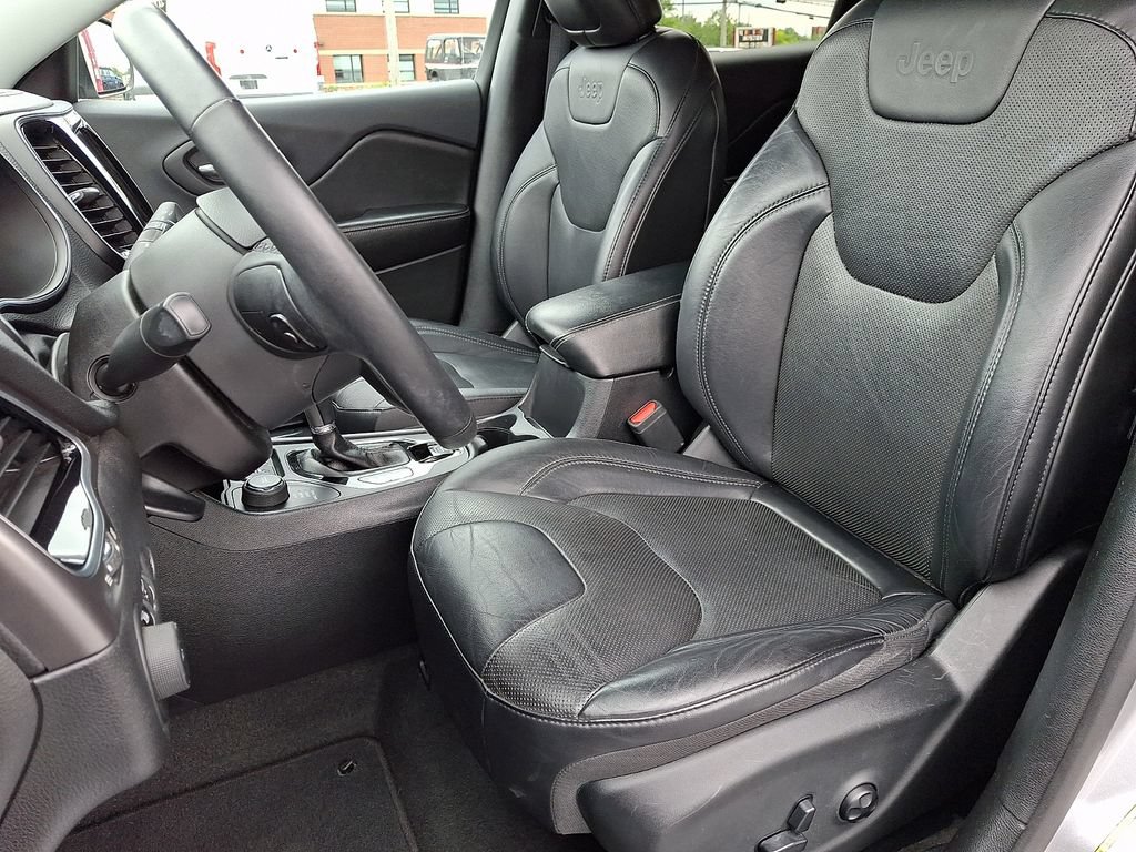 Used 2019 Jeep Cherokee Limited AWD/4WD image 16