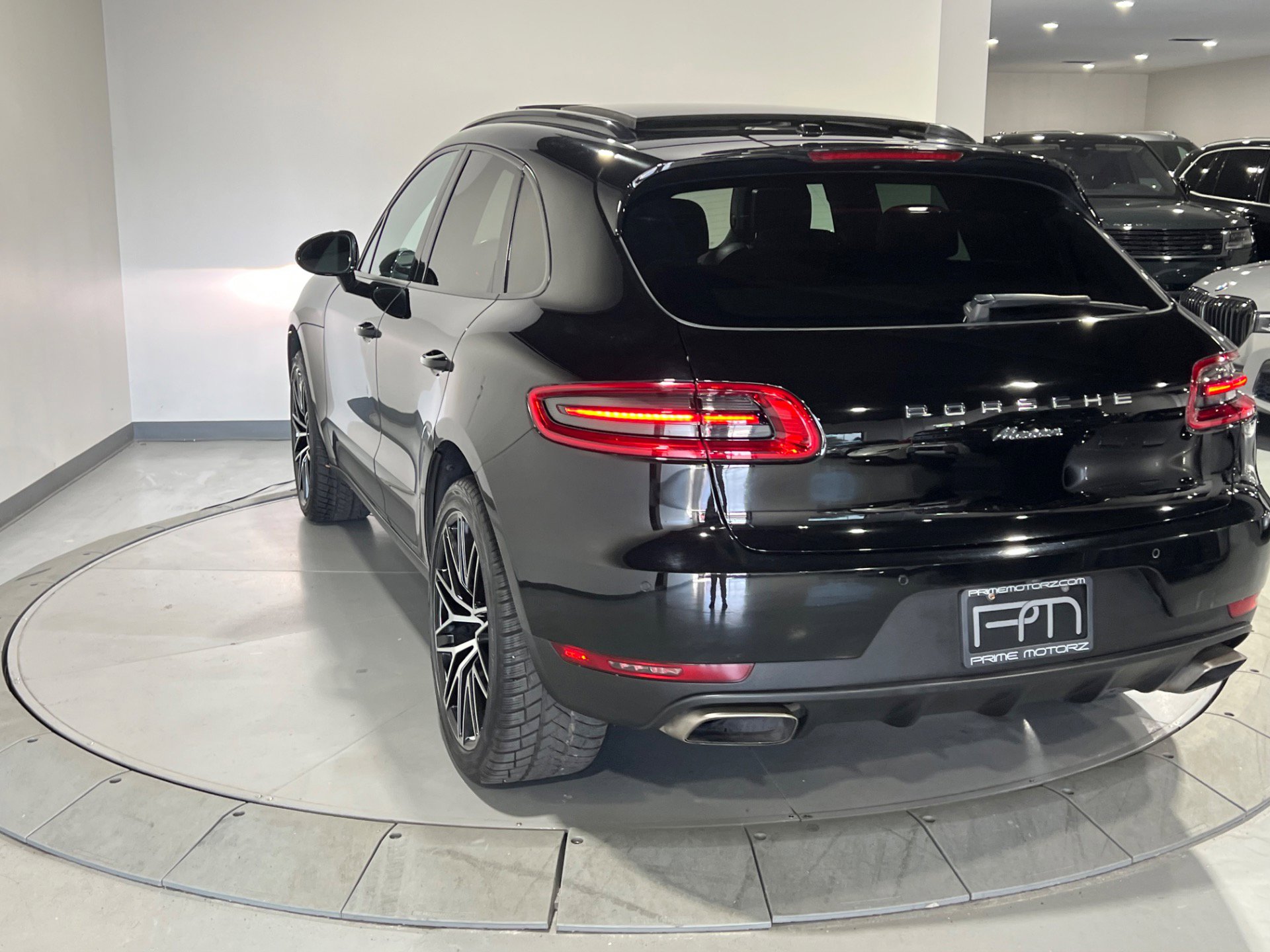Used 2018 Porsche Macan w/ Driver Memory Package image 11