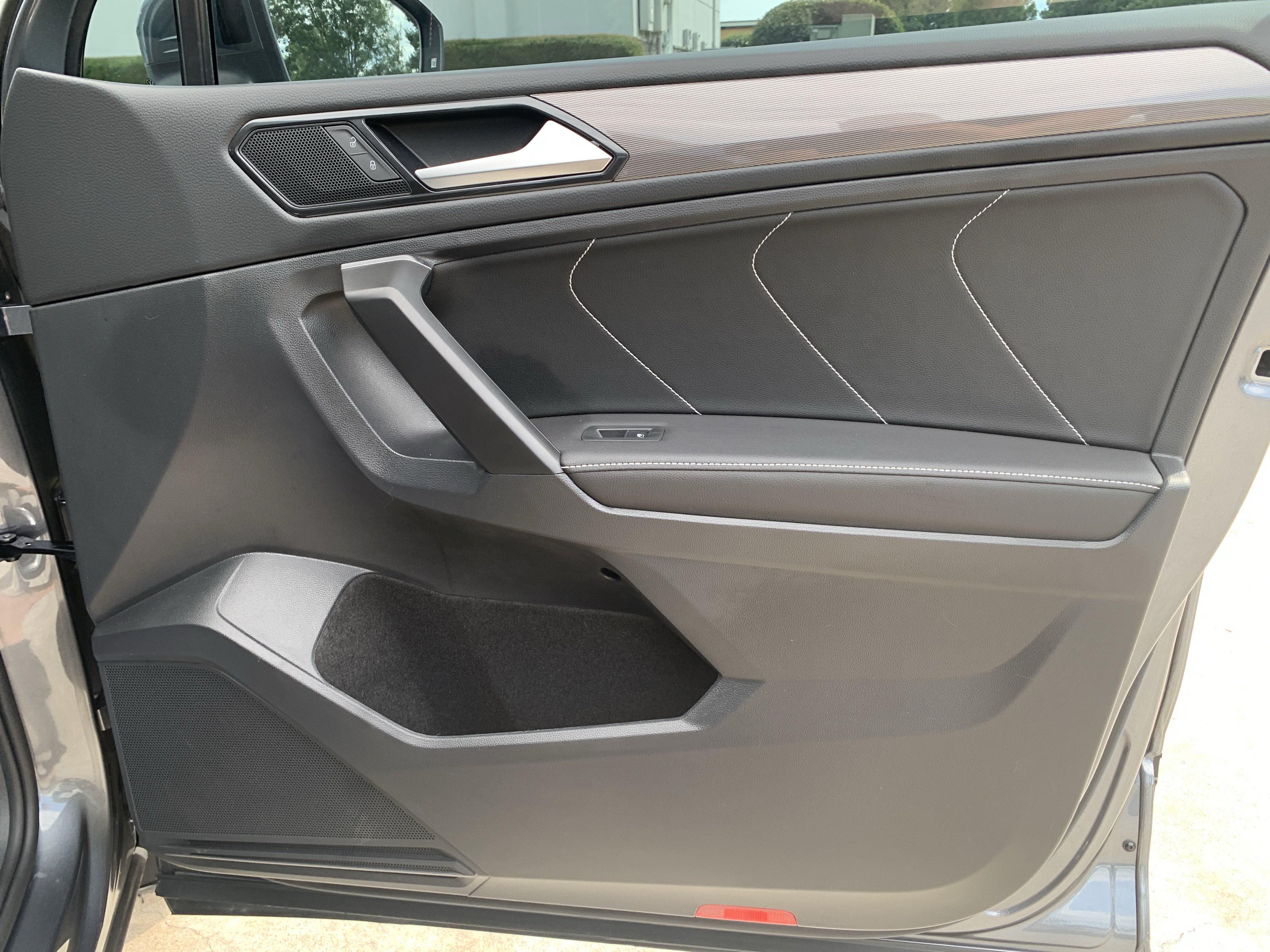 Used 2023 Volkswagen Tiguan SE w/ Panoramic Sunroof Package FWD image 36