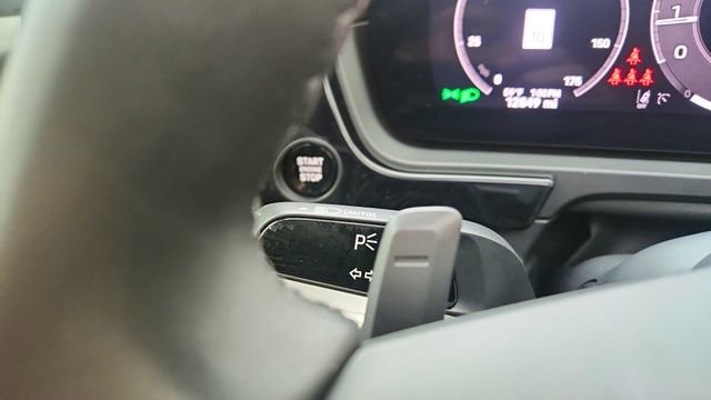 Used 2025 Porsche Cayenne w/ Premium Package image 41