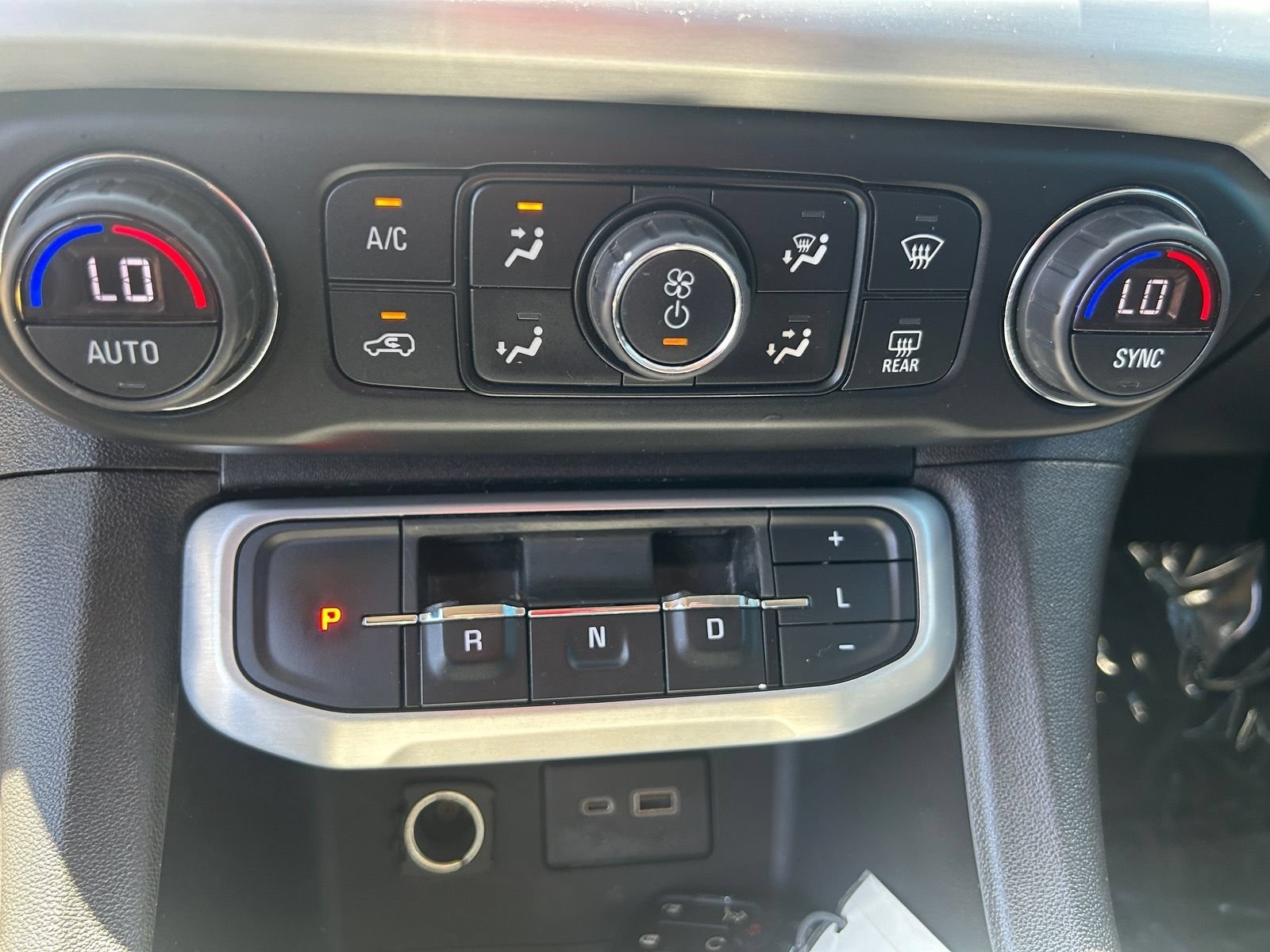Used 2020 GMC Acadia SLT FWD image 26