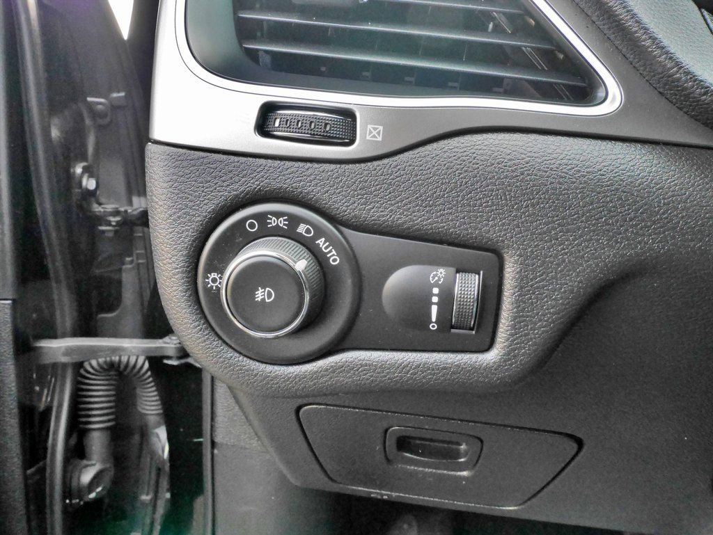 Used 2019 Jeep Cherokee Latitude w/ Cold Weather Group image 11