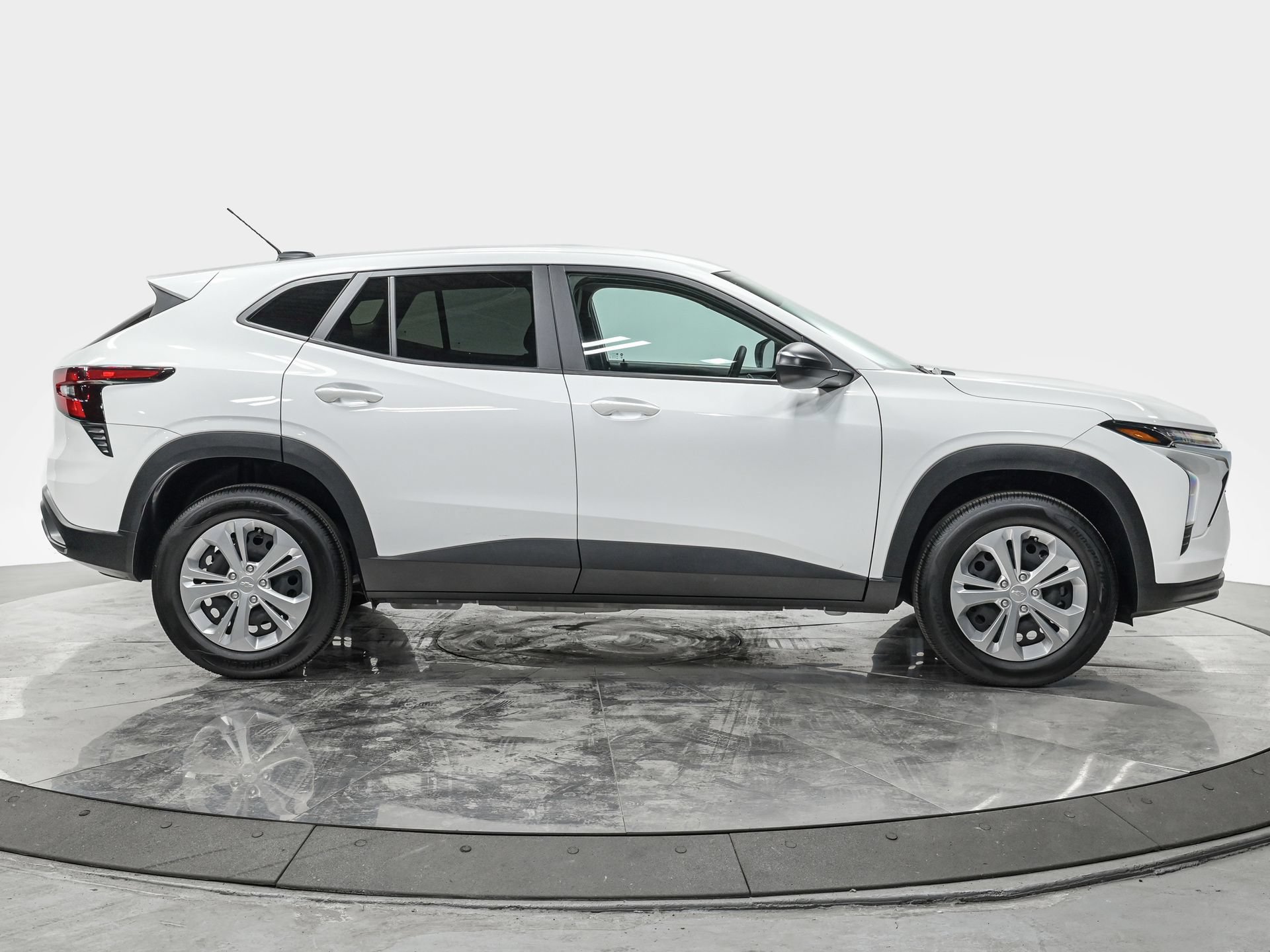 Used 2025 Chevrolet Trax LS FWD image 8