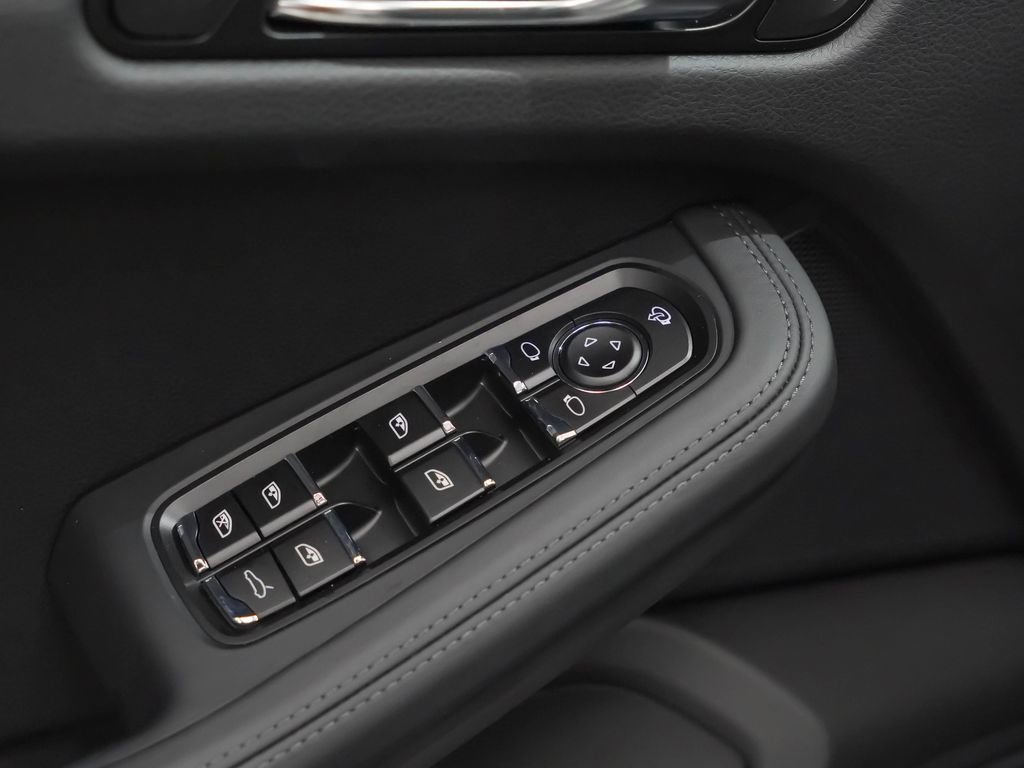 Certified 2025 Porsche Macan Turbo image 23