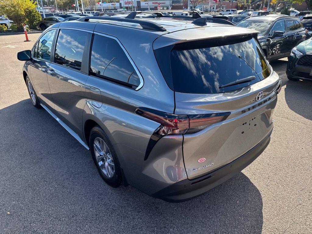 Used 2026 Toyota Sienna XLE AWD/4WD image 5