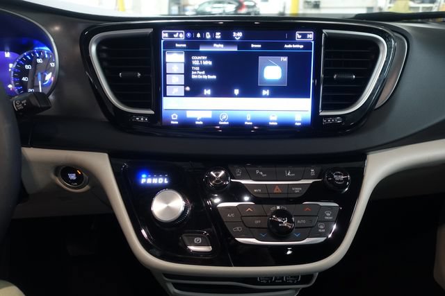 Used 2024 Chrysler Pacifica Touring-L FWD image 14
