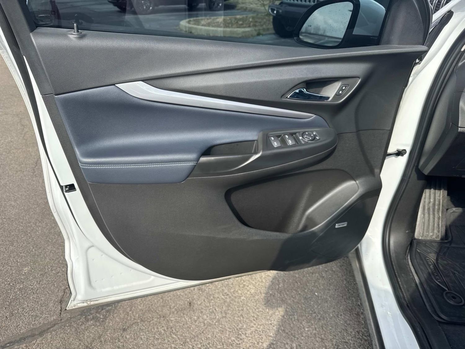 Used 2022 Chevrolet Bolt EUV Premier w/ Sun & Sound Package image 11