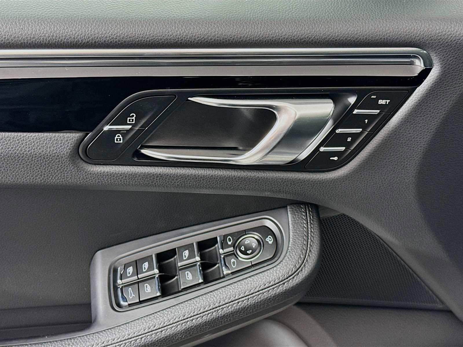 Used 2025 Porsche Macan image 18