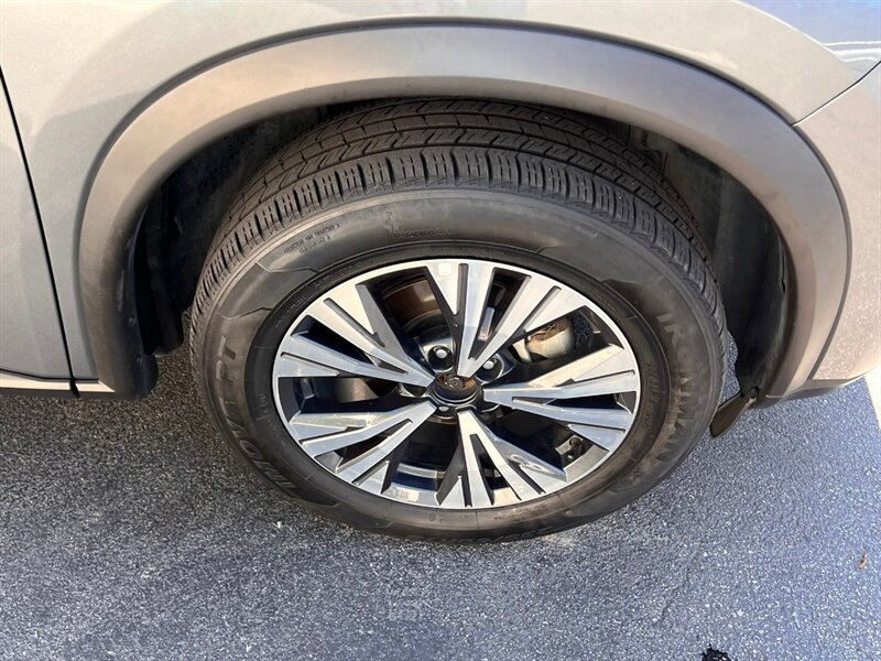 Used 2023 Nissan Rogue SV AWD/4WD image 9