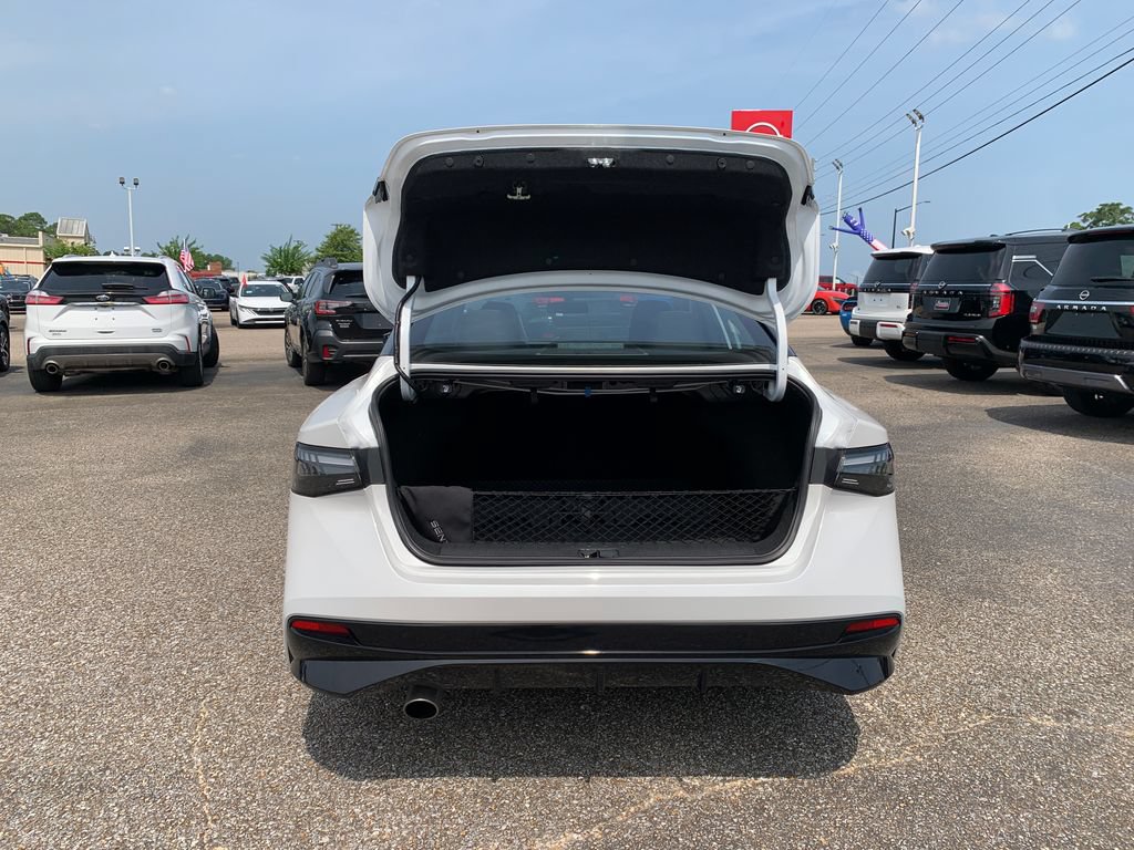 Used 2026 Nissan Sentra SR w/ Floor Mat Package FWD image 8