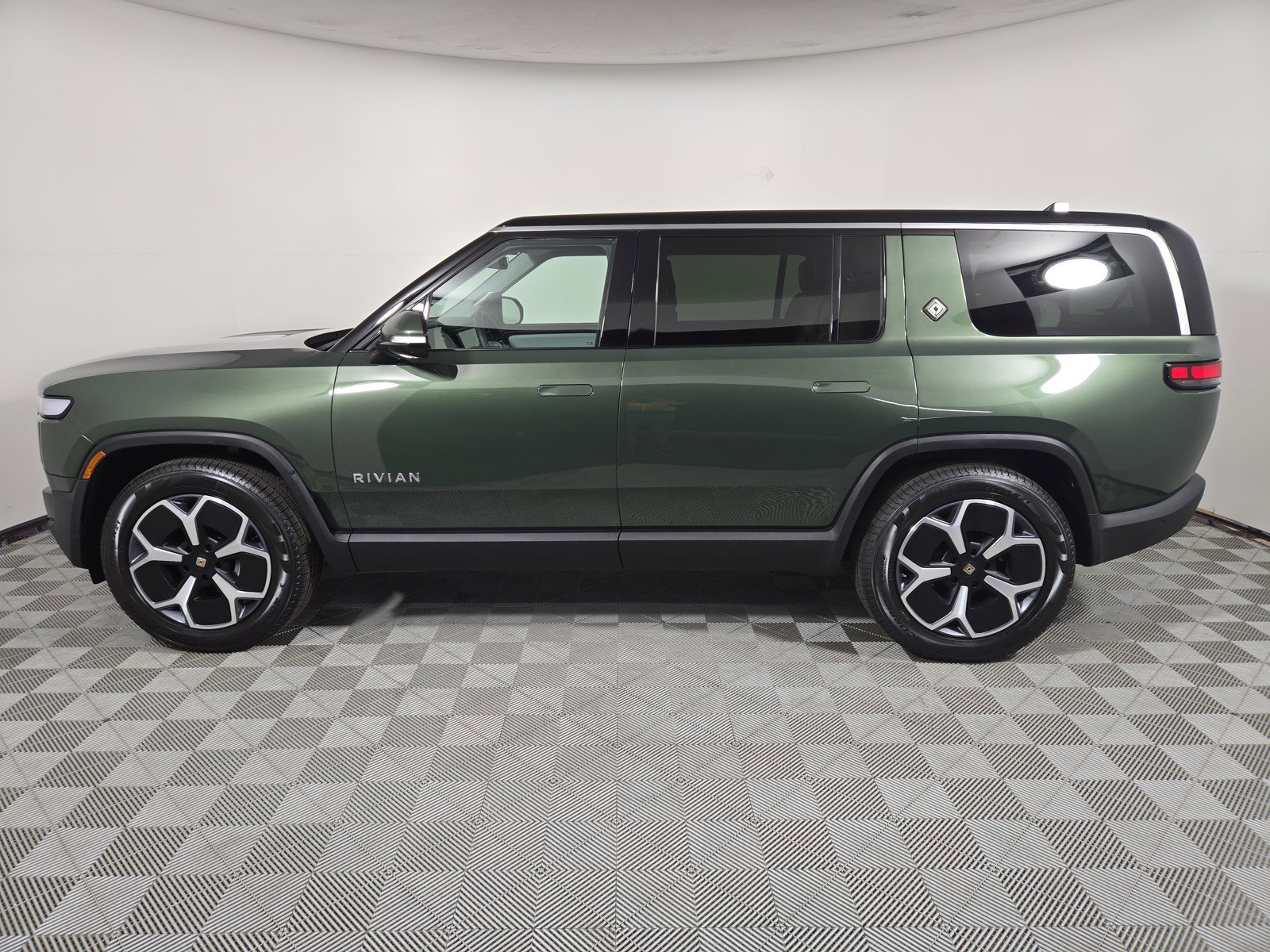 Used 2024 Rivian R1S Adventure AWD/4WD image 2