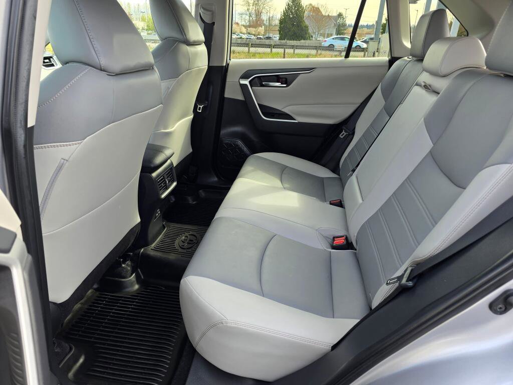 Used 2022 Toyota RAV4 XLE Premium image 19