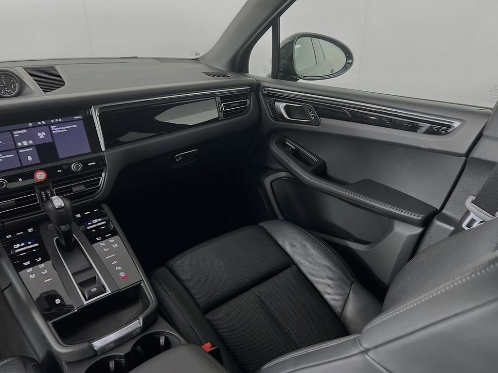 Certified 2025 Porsche Macan AWD/4WD image 26